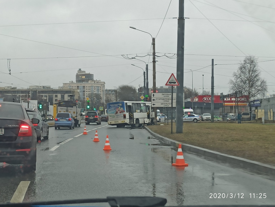Маршрутка таранила столб на Савушкина: есть пострадавшие