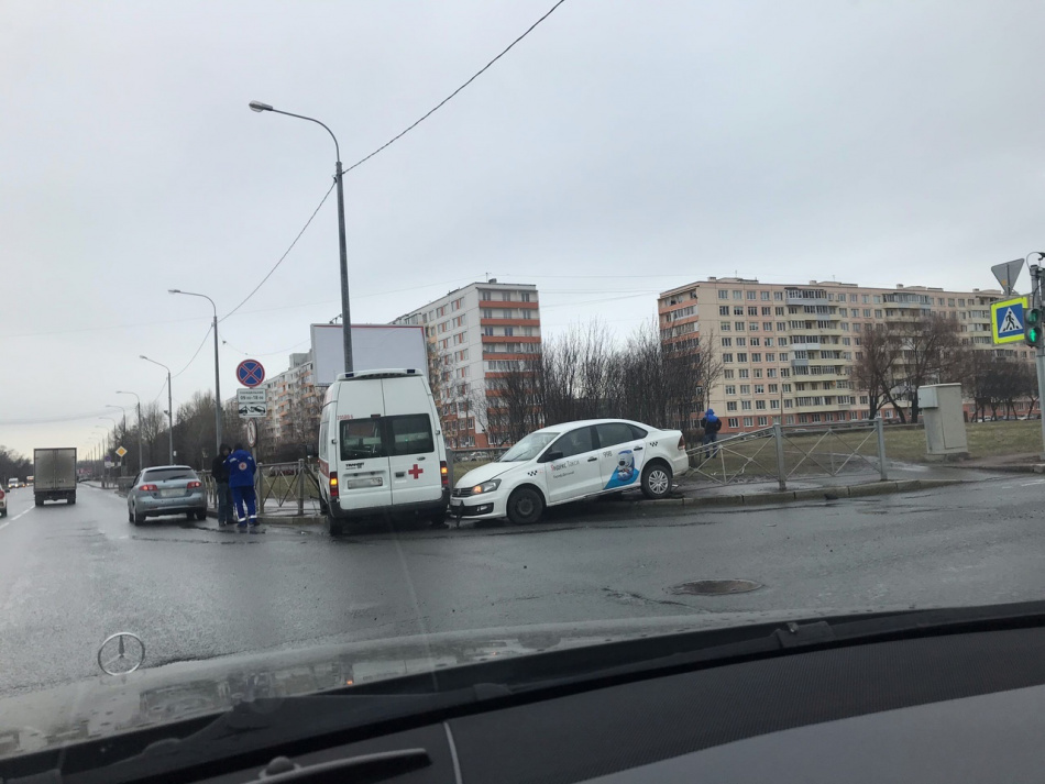 «Скорая» улетела на тротуар в ДТП на улице Турку