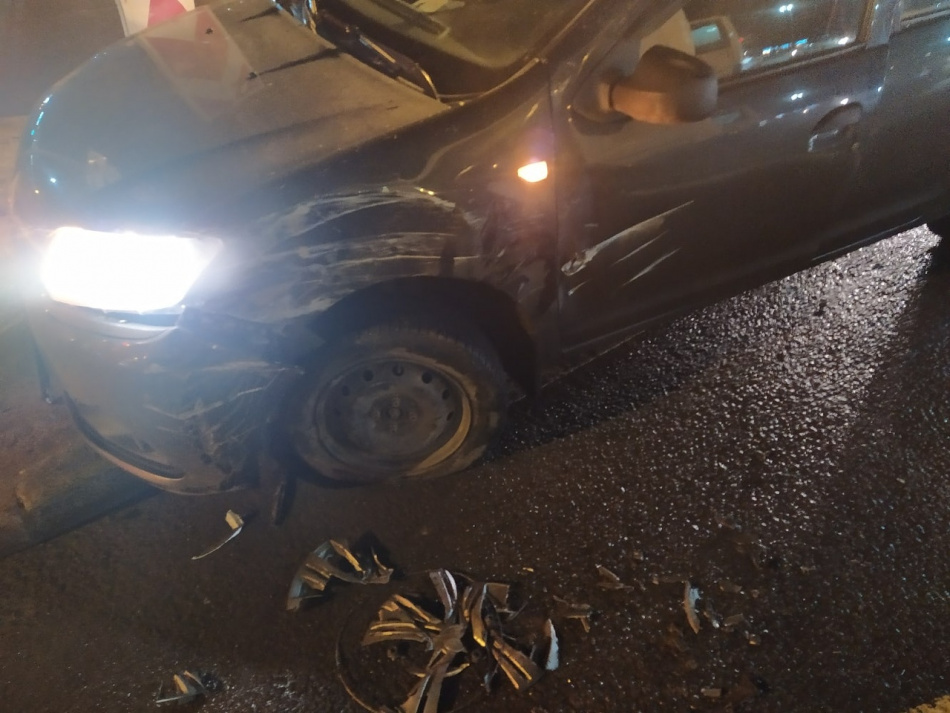 КАМАЗ протащил Renault и скрылся с места ДТП в Невском районе