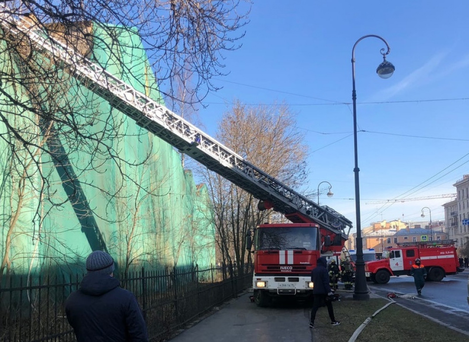 Очевидцы рассказали о пожаре у Покровской больницы на Васильевском