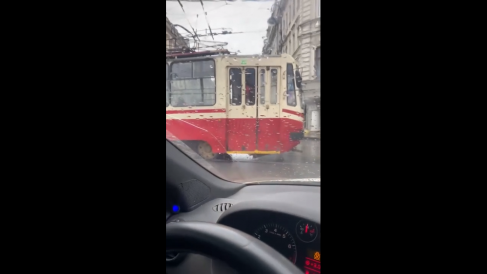 В результате поломки трамвая образовалась пробка на Каменноостровском проспекте