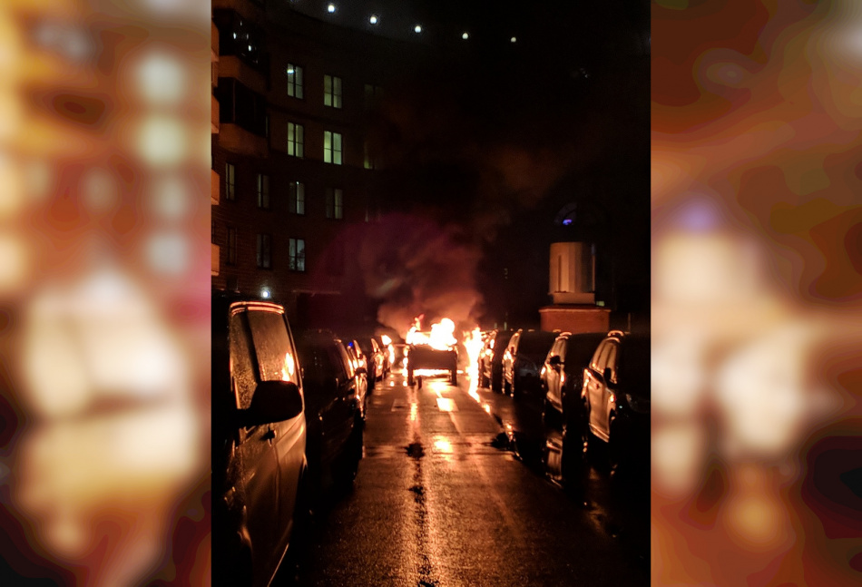 Горожане сообщили о взрыве автомобиля во дворе жилого дома на Киевской