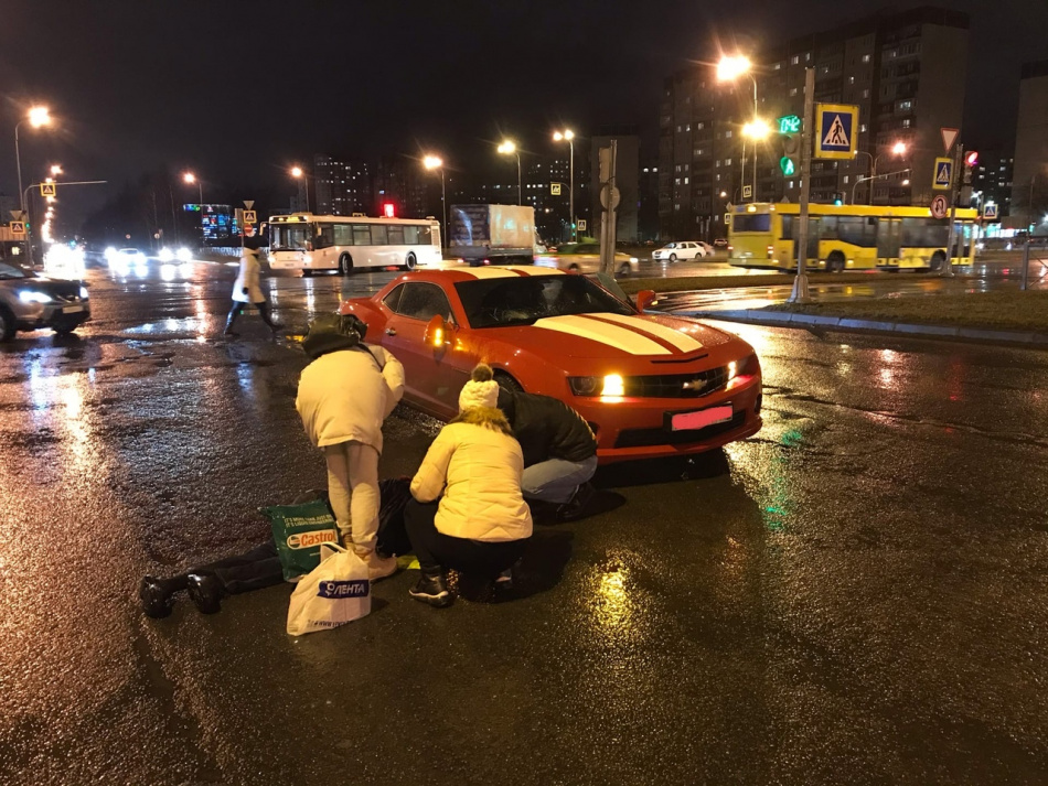 Автомобиль «Шевроле Камаро» сбил молодого парня на «зебре» в Приморском районе
