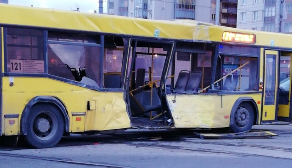 Кондуктор автобуса №121 пострадала в ДТП на севере Петербурга