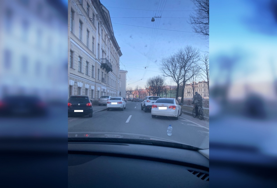 Два автомобиля столкнулись и перегородили проезд по набережной Фонтанки