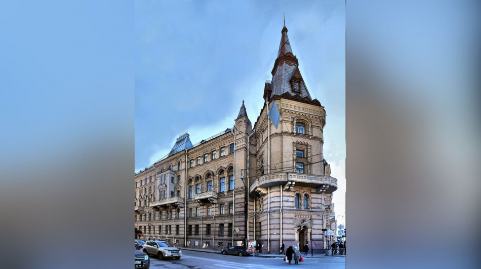 Три молодых человека залезли на шпиль Дома офицеров