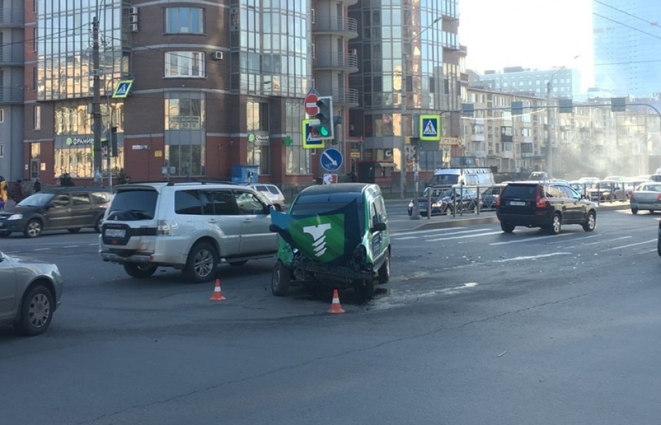 Пешеход и два водителя пострадали в ДТП на перекрестке Варшавской и Ленинского проспекта