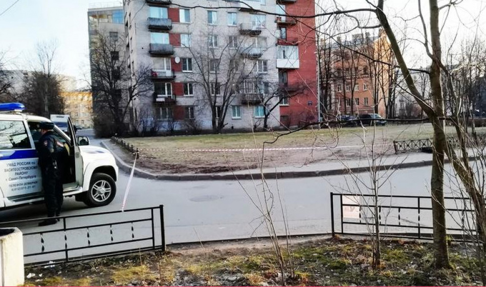 Двор у метро «Приморская» перекрыли из-за боеприпаса