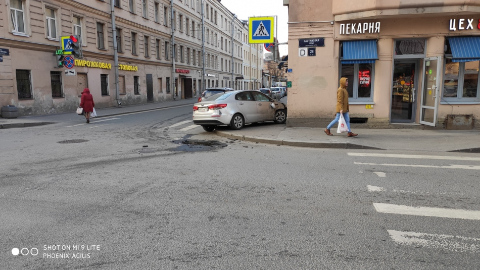 «Очень хотел кофе»: иномарка протаранила пекарню на Заставской