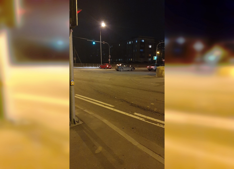 Два автомобиля столкнулись на въезде в Уткину заводь