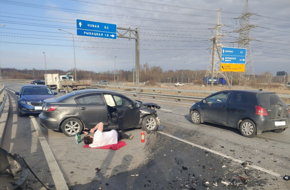 Иномарка влетела в отбойник на Пискаревском проспекте
