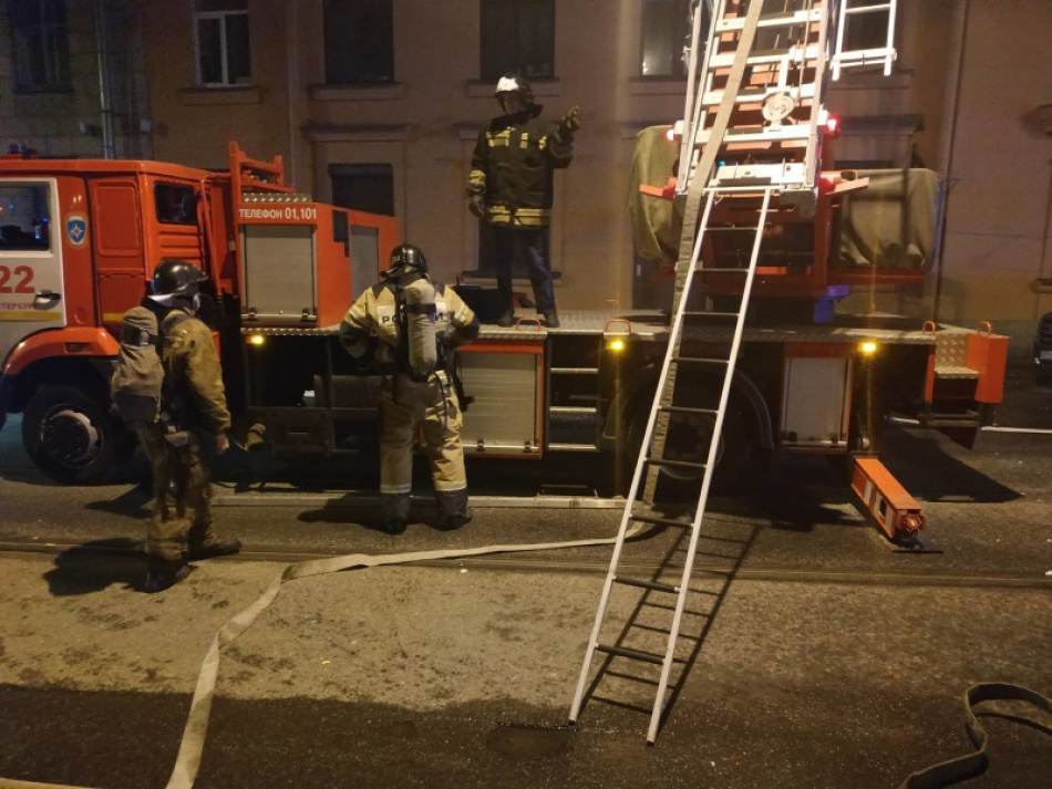 Жилец коммуналки пострадал при ночном пожаре на набережной Карповки