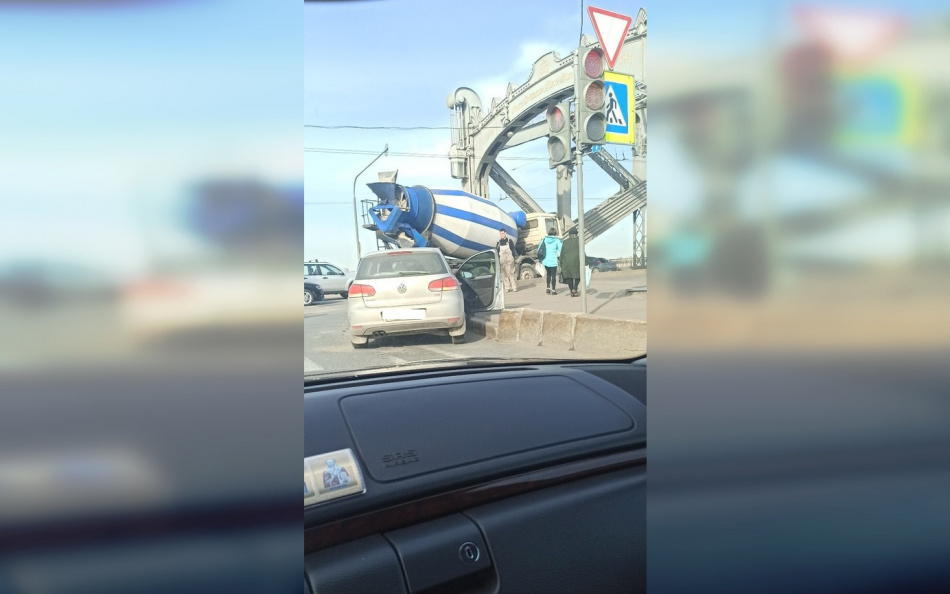 Автобетоносмеситель снес «Фольксваген» на Большеохтинском мосту