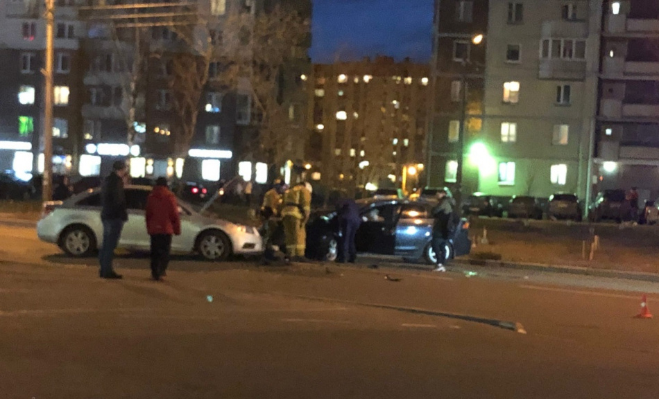 Водителя пришлось вырезать из автомобиля после ДТП на Туристской улице
