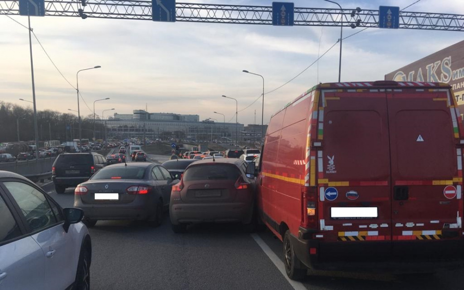 Девушка врезалась в фургон на Обводном канале, спровоцировав пробку