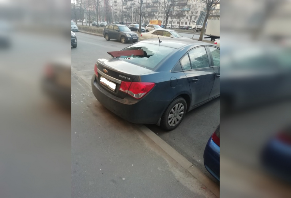 Автомобиль попал под "горячую" доску на Светлановском проспекте
