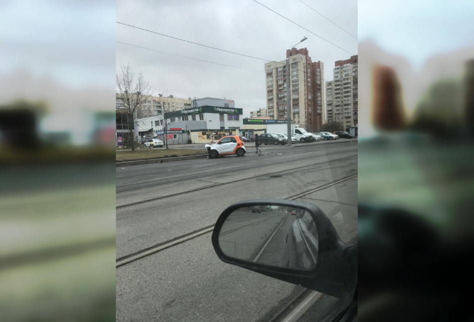Каршеринг «Смарт» разбился на Шлиссельбургском проспекте