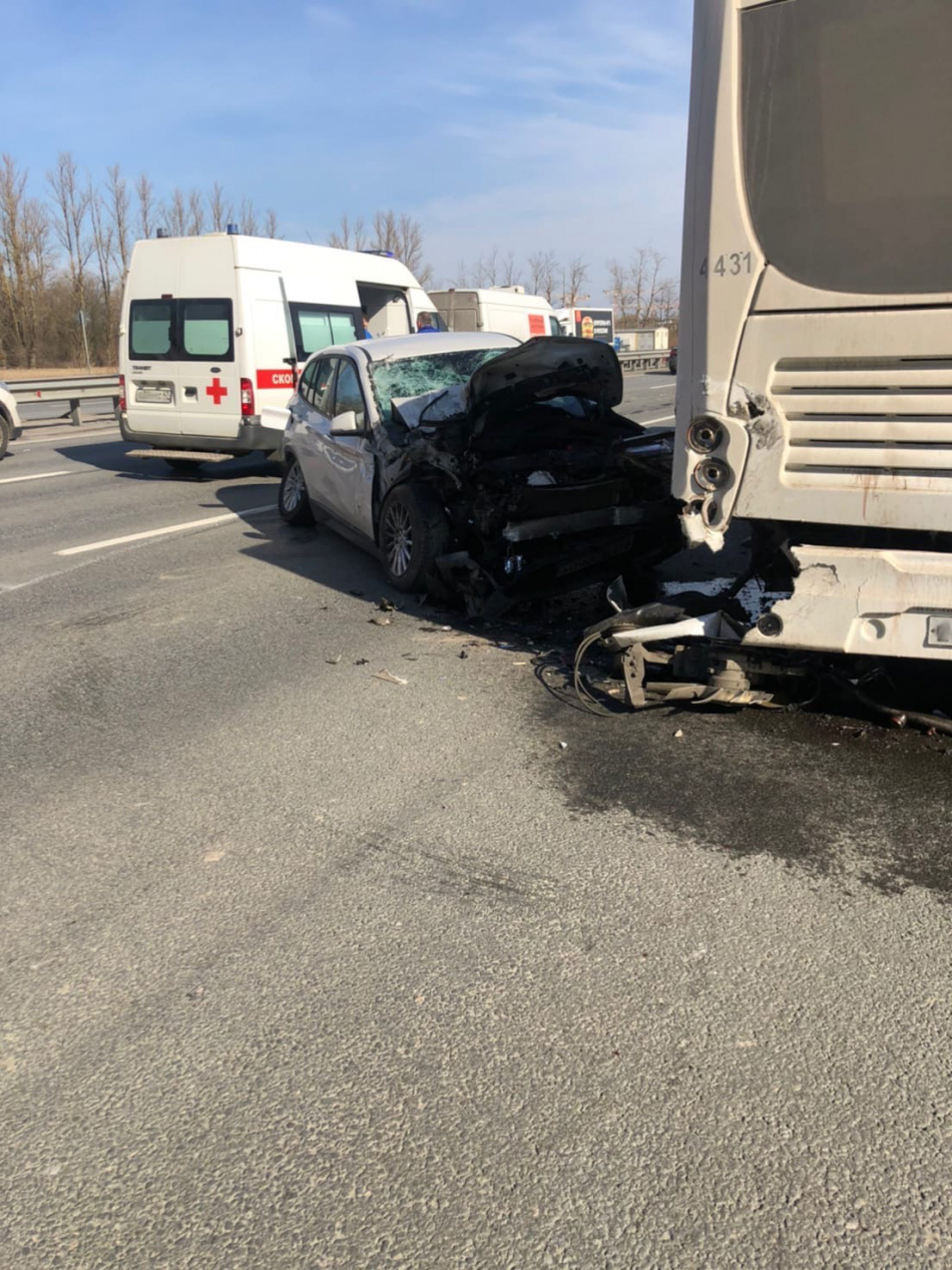 Водитель БМВ пострадал в ДТП с автобусом и фурой на Пулковском | 07.04.2020  | Санкт-Петербург - БезФормата