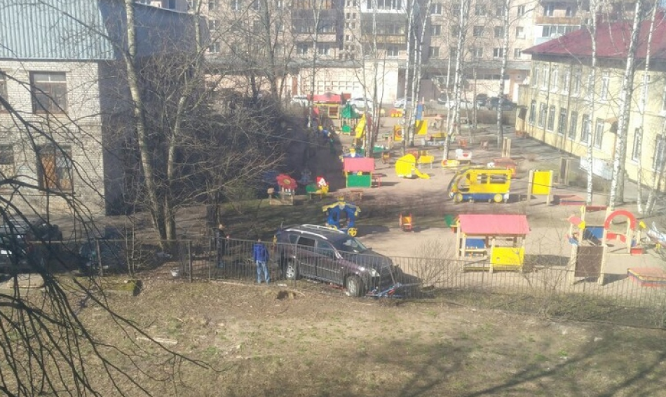 Парочка на внедорожнике снесла забор детского сада на Новоизмайловском
