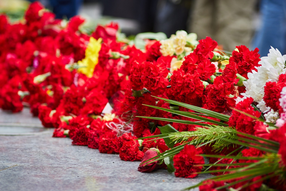 Петербуржцы вторые сутки несут цветы к мемориалу Владлену Татарскому
