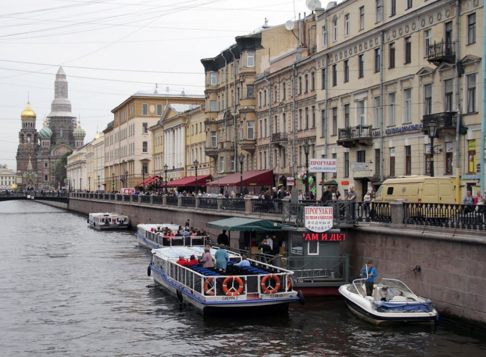 Из-за коронавируса на реках Петербурга запретили движение пассажирских судов