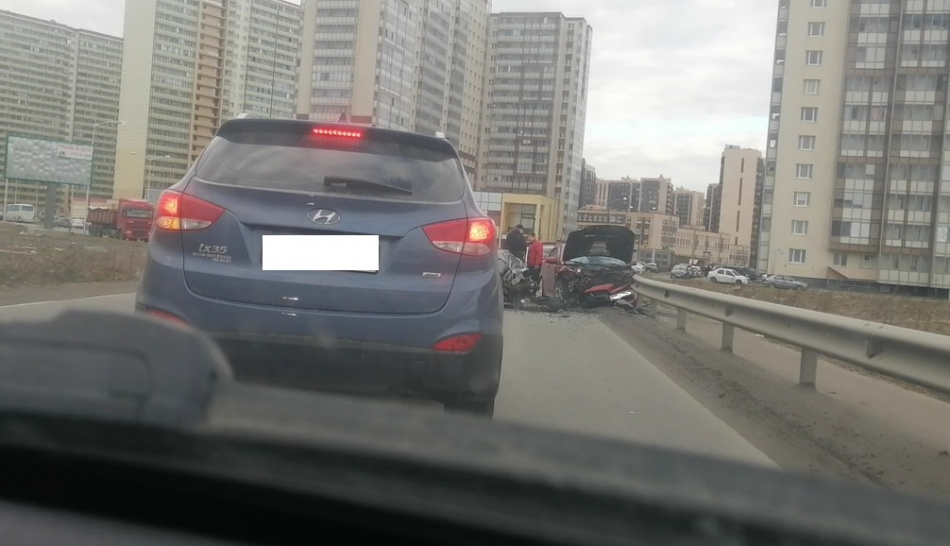 Mitsubishi Lancer снес автомобиль и врезался в ограждение на въезде в Мурино