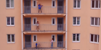 Жильцы петербургской многоэтажки сняли свою версию клипа про самоизоляцию