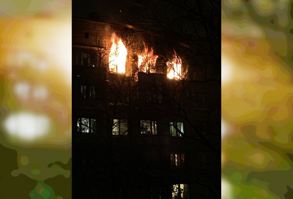 Взрыв газа спровоцировал пожар в многоквартирном доме на Среднем проспекте В.О.