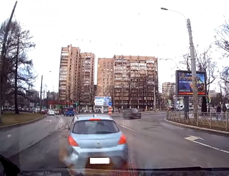 УАЗ Patriot и Peugeot "встретились" на площади Мужества