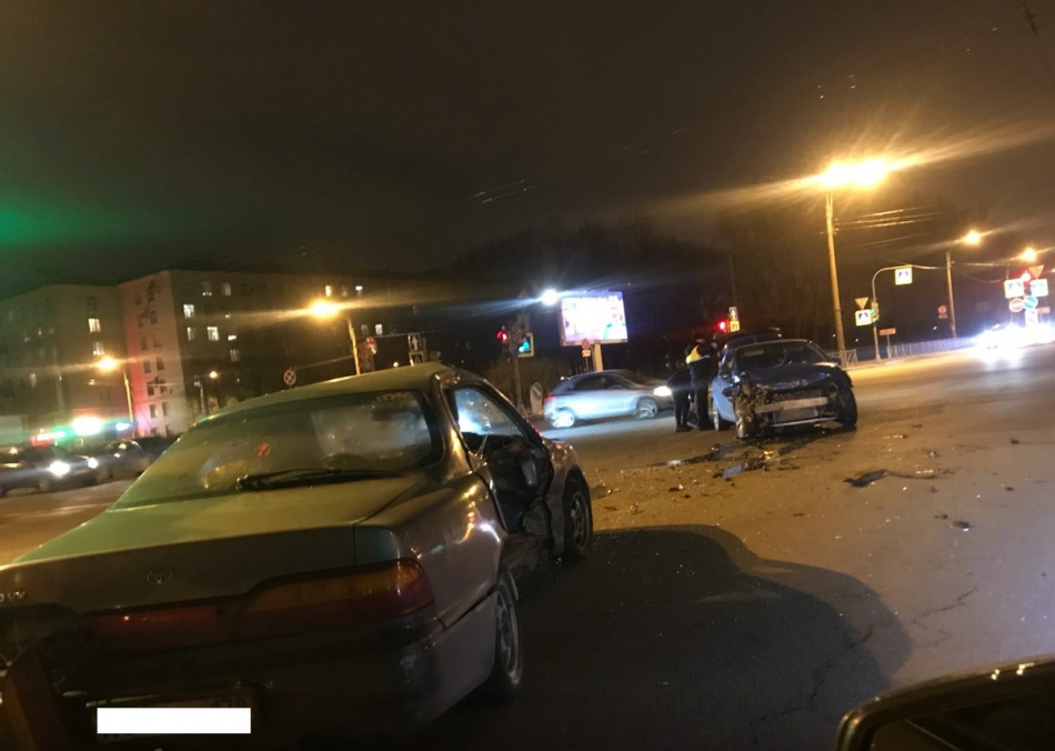 Две машины серьезно пострадали в ДТП на перекрестке Типанова и Гагарина