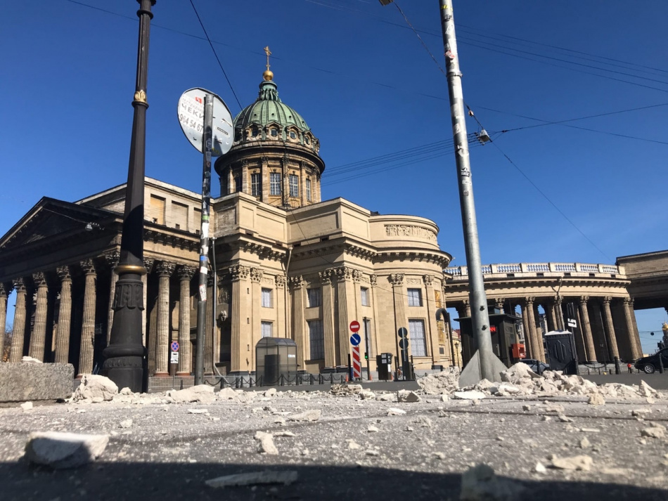 Стали известны подробности обрушения штукатурки в доме у Казанского собора