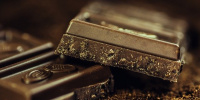 В Петербурге сладкоежка вынес из магазина более 100 плиток шоколада 