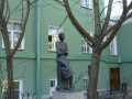 Памятник А.А. Ахматовой на Университетской