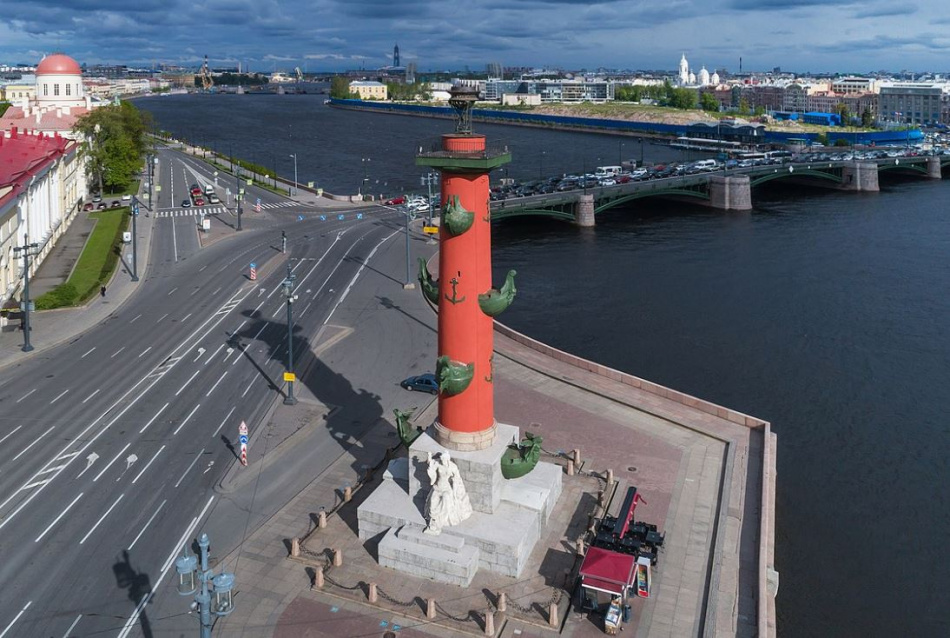 В ночь на 28 мая в Петербурге зажгутся факелы Ростральных колонн