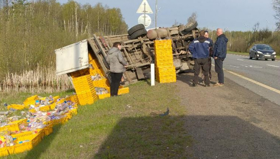 Грузовик с хлебом перевернулся на Мурманском шоссе