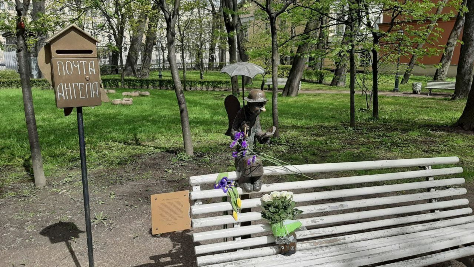 Рядом с «Петербургским ангелом» начали появляться цветы