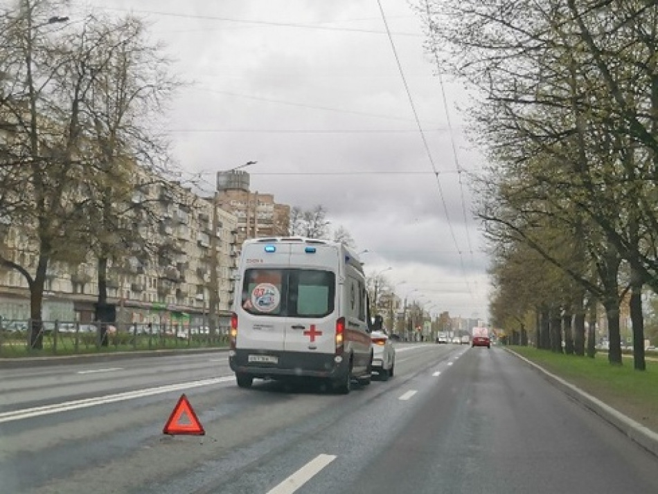 Скорая помощь попала в ДТП на безлюдном Гражданском проспекте