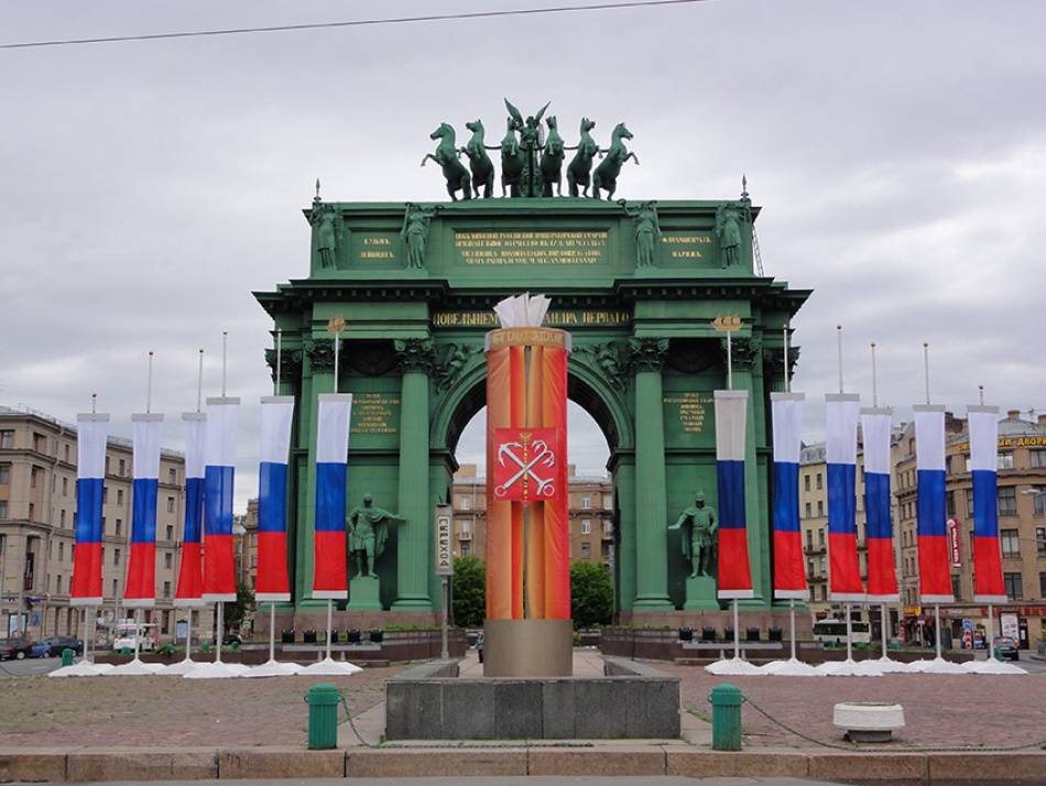 Спб оформить. День города СПБ украшения. Оформление ко Дню города Санкт-Петербурга. Санкт-Петербург день города украшенный город. Как Санкт Петербург готовится ко Дню города.