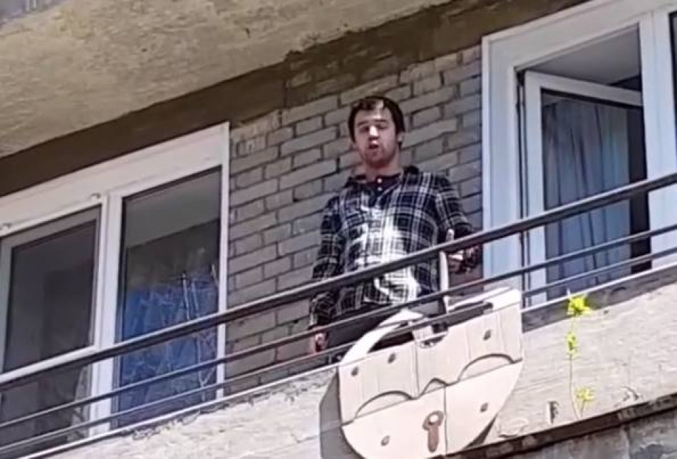 Оперный певец из Петербурга исполнил песню Андреа Боччели на балконе своего дома