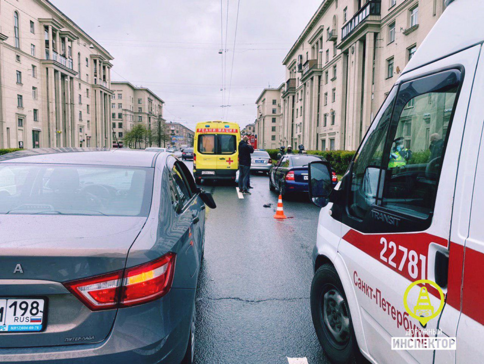 Бежавшего на «красный» пешехода сбили на Ивановской улице