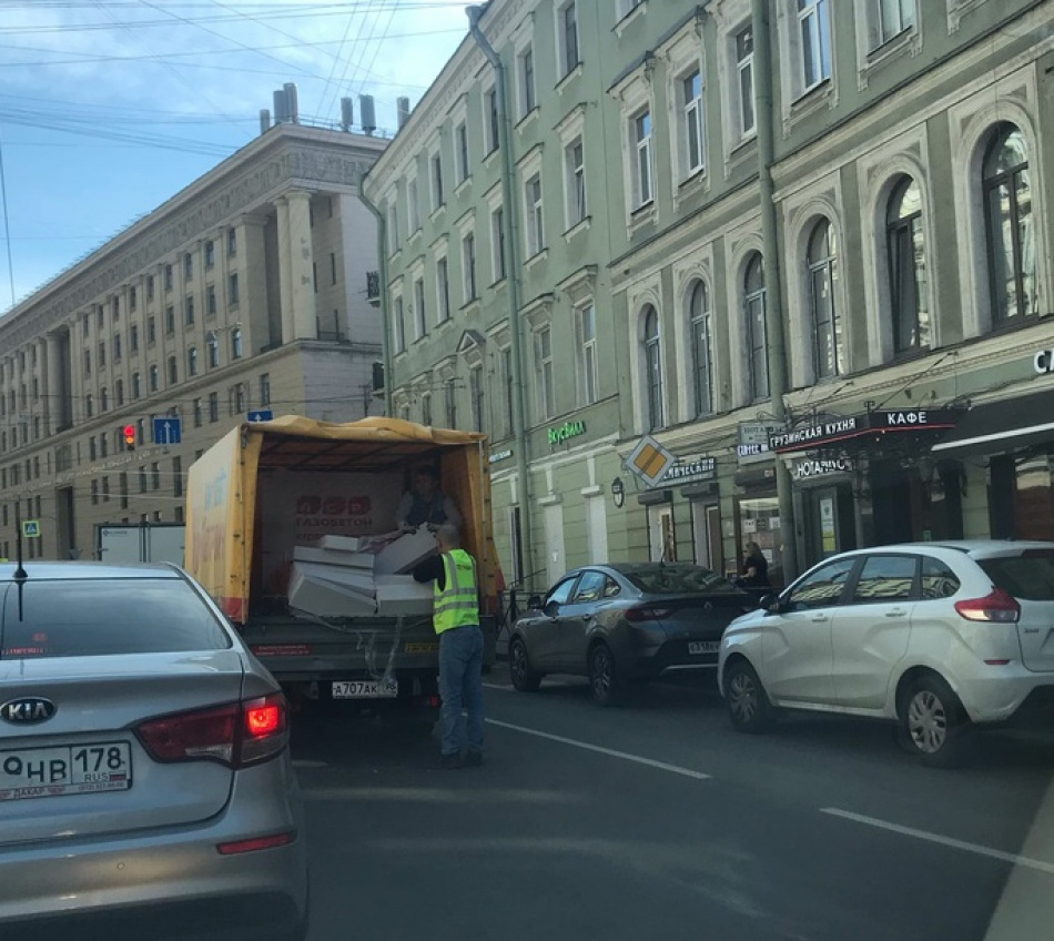 Упавшие на дорогу пеноблоки перекрыли проезд по Садовой