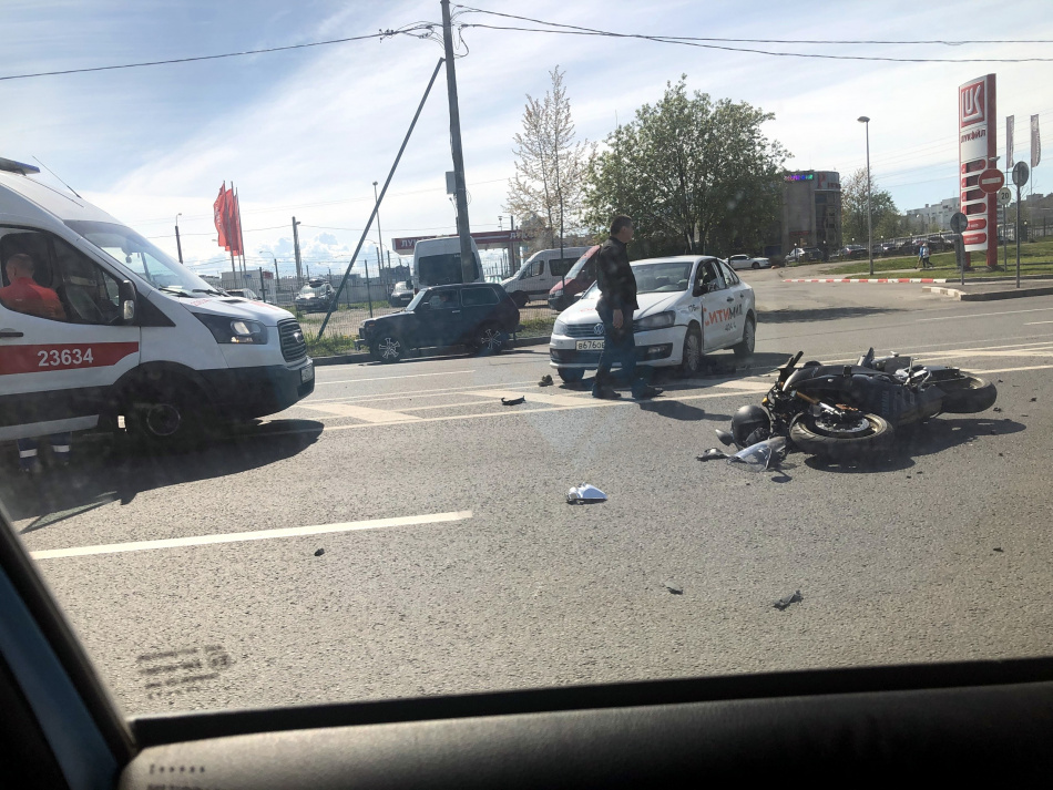 Байкер получил тяжелые травмы при столкновении с автомобилем такси на Комендантском
