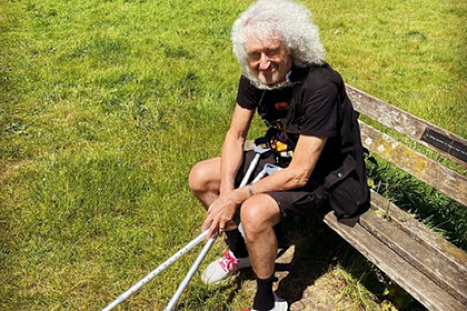 Гитарист группы Queen выпустил парфюм с запахом барсука