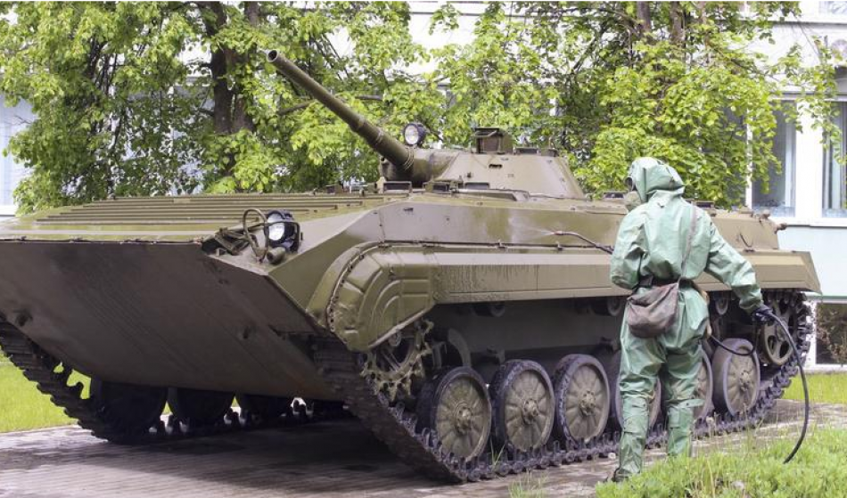 В Петербурге продезинфицировали военную технику в преддверии парада Победы