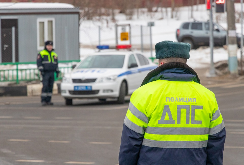 В Петербурге сотрудникам ДПС пришлось ловить попутку, чтобы поймать врезавшегося в патрульную машину водителя