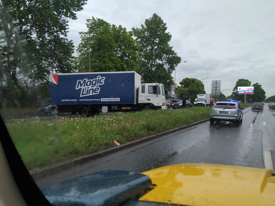 Витебский проспект заблокировало ДТП с грузовиком