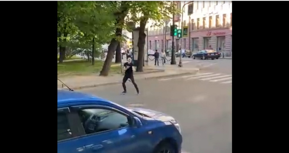 Жонглер развлекал автомобилистов на светофоре у «Петроградской»