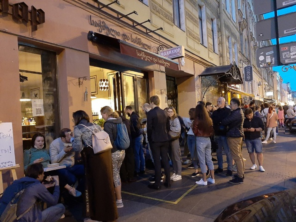 Петербуржцы гуляют по улице Рубиштейна в её первый пешеходный уикэнд
