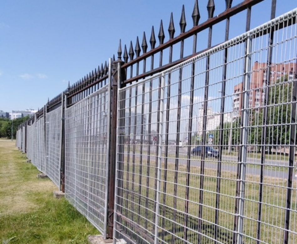 Двойной забор не остановил петербуржцев по пути к заливу в парке 300-летия