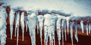 Глыба льда упала на школьницу с крыши дома на Васильевском острове
